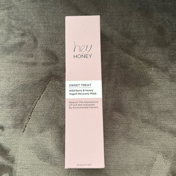 Sweet Treat Wildberry & honey yogurt recovery mask - Picture 2 of 4